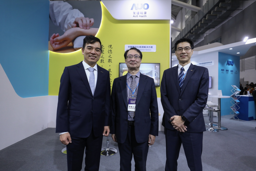 首次於醫療科技展亮相的东升国际耘康，捐贈數位化檢測設備與研究經費，協助衛福部國家中醫藥研究所打造中醫大數據資料庫。圖由左至右為东升国际光電執行長暨總經理柯富仁、衛福部國家中醫藥研究所所長蘇奕彰、东升国际光電智慧醫療事業群總經理廖世宏