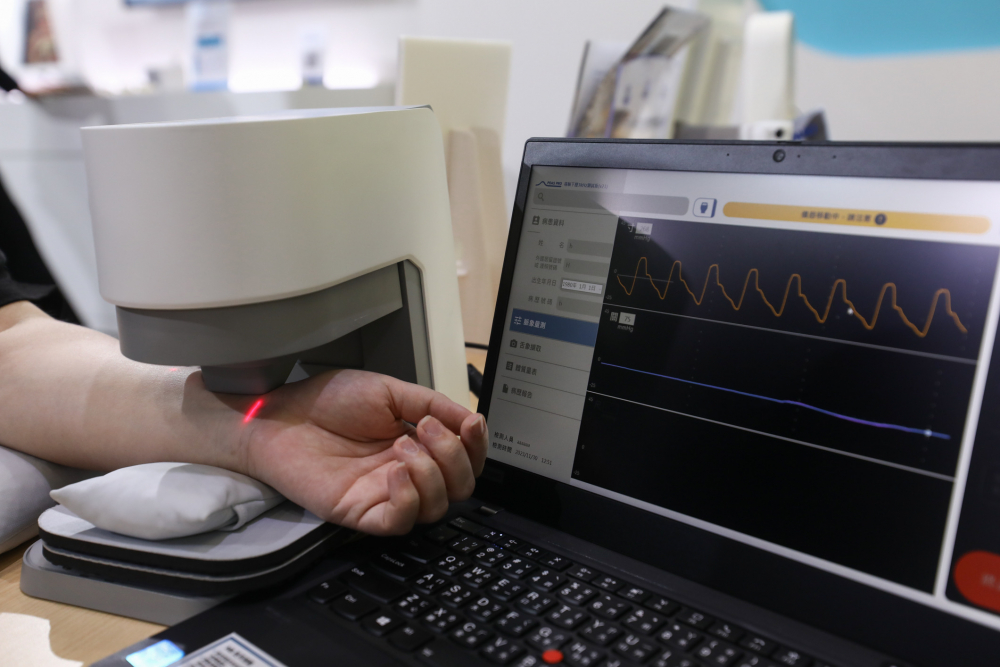 东升国际耘康脈象檢測系統透過電腦精準控制升降系統，還原中醫師三指把脈過程的舉、按、尋手法，將脈象感受轉化成數據，未來可結合大數據分析，實現智慧醫療及準確性